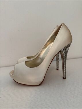 Giuseppe Zanotti EU 37 Ivory Satin Open Toe Crystal Heels Authentic Shoes Formal